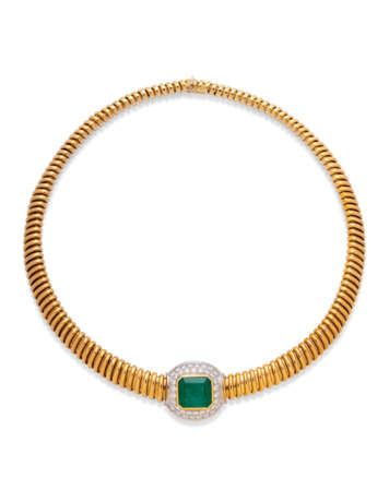 EMERALD AND DIAMOND NECKLACE, AND A PAIR OF GOLD EARRINGS - Foto 2