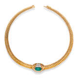 EMERALD AND DIAMOND NECKLACE, AND A PAIR OF GOLD EARRINGS - фото 3