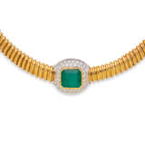 EMERALD AND DIAMOND NECKLACE, AND A PAIR OF GOLD EARRINGS - фото 4