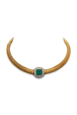 EMERALD AND DIAMOND NECKLACE, AND A PAIR OF GOLD EARRINGS - фото 8