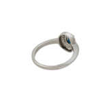 Ring mit oval facettiertem Saphir umgeben von Brillanten, zusammen ca. 0,14 ct, - photo 3