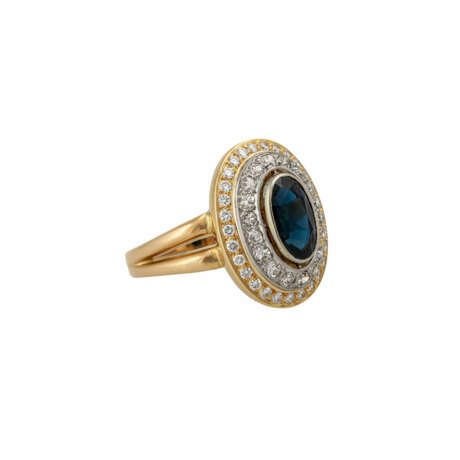Ring mit ovalem Saphir sowie Brillanten und Diamanten, zusammen ca. 0,8 ct, - Foto 1