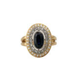 Ring mit ovalem Saphir sowie Brillanten und Diamanten, zusammen ca. 0,8 ct, - Foto 2