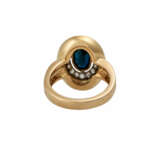 Ring mit ovalem Saphir sowie Brillanten und Diamanten, zusammen ca. 0,8 ct, - photo 4