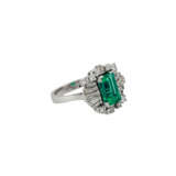 Ring mit Smaragdbaguette ca. 2 ct, Diamanttrapezen, zusammen ca. 1,2 ct - photo 1