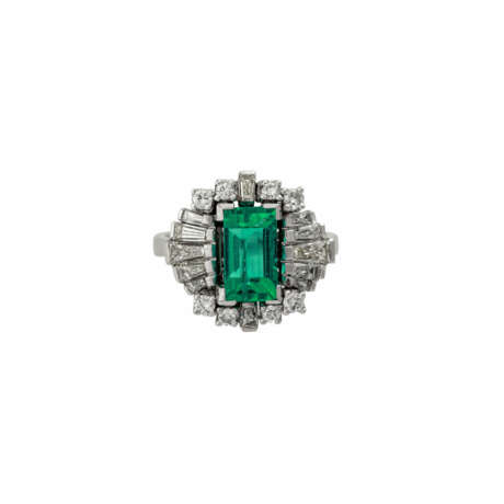 Ring mit Smaragdbaguette ca. 2 ct, Diamanttrapezen, zusammen ca. 1,2 ct - фото 2