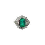 Ring mit Smaragdbaguette ca. 2 ct, Diamanttrapezen, zusammen ca. 1,2 ct - Foto 2