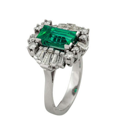 Ring mit Smaragdbaguette ca. 2 ct, Diamanttrapezen, zusammen ca. 1,2 ct - Foto 5