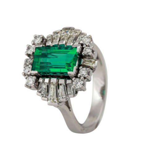Ring mit Smaragdbaguette ca. 2 ct, Diamanttrapezen, zusammen ca. 1,2 ct - Foto 6
