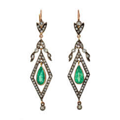 Paar Ohrhänger mit Diamantrosen und Smaragden