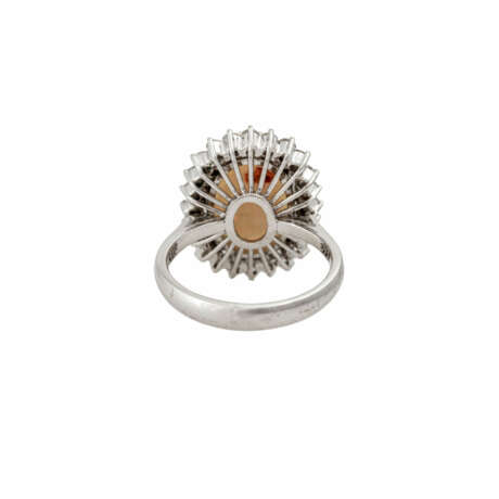 Ring mit weißem Opal und Brillanten zusammen ca. 0,5 ct, - photo 4