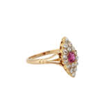 Ring in Marquiseform mit 1 Rubin und Diamantrosen zusammen ca. 0,3 ct, - photo 1