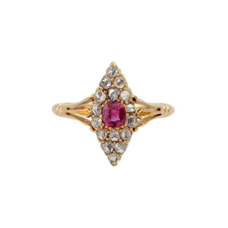 Ring in Marquiseform mit 1 Rubin und Diamantrosen zusammen ca. 0,3 ct, - photo 2