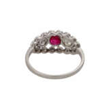 Ring mit Rubin und Diamanten, zusammen ca. 0,6 ct, - photo 4