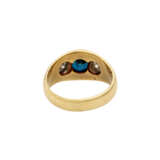 Ring mit Saphir ca. 1 ct und 2 Brillanten, zusammen ca. 0,7 ct, - photo 4