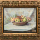 UNBEKANNTER KÜNSTLER, "Herbstlicher Früchtekorb", Pastellkreide auf Papier, hinter Glas gerahmt, signiert und datiert - Foto 1