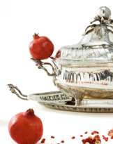 Prächtige Rokoko Terrine mit Granatapfelknauf auf Présentoir