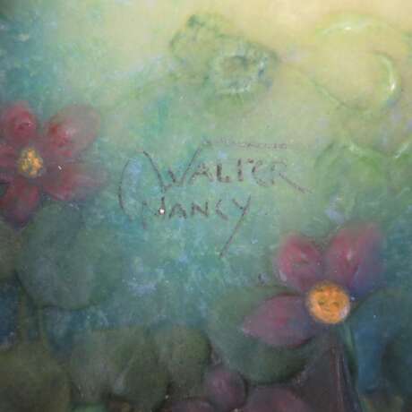 Walter, Amalric. Ovales Tablett mit Nachtfaltern und Blütenranken - Foto 4