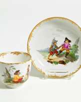 Tasse und Untertasse mit Singerien