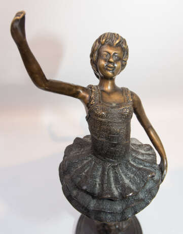 "JUNGE BALLERINA", Bronze ziseliert, 20. Jahrhundert - Foto 2