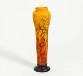 Große Vase mit Kirschblütenzweigen