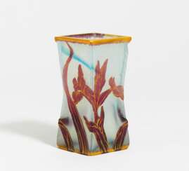 Kleine Vase mit Irisdekor