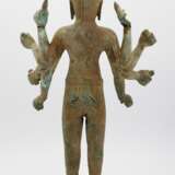 Sehr seltener, stehender und achtarmiger Vishnu - Foto 4
