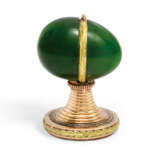 A MINIATURE TWO-COLOUR GOLD-MOUNTED NEPHRITE HAND SEAL - фото 1