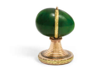 A MINIATURE TWO-COLOUR GOLD-MOUNTED NEPHRITE HAND SEAL