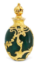 A GOLD-MOUNTED BLOODSTONE SCENT BOTTLE