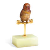 A GOLD-MOUNTED PETRIFIED WOOD AND BOWENITE MODEL OF AN OWL - фото 1