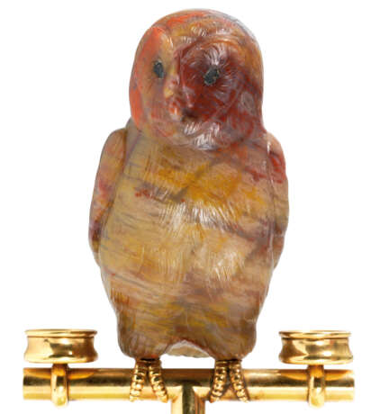 A GOLD-MOUNTED PETRIFIED WOOD AND BOWENITE MODEL OF AN OWL - photo 2