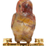 A GOLD-MOUNTED PETRIFIED WOOD AND BOWENITE MODEL OF AN OWL - Foto 2