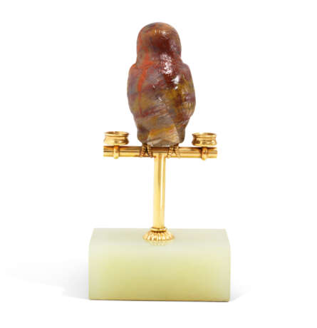 A GOLD-MOUNTED PETRIFIED WOOD AND BOWENITE MODEL OF AN OWL - фото 3