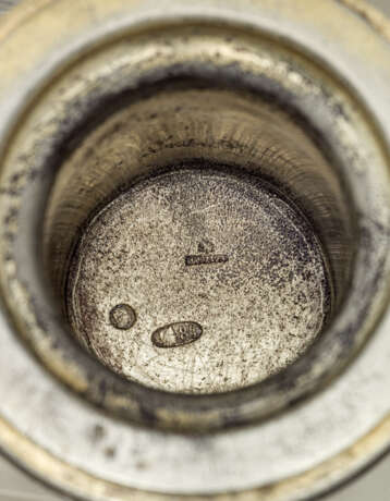 A PARCEL-GILT SILVER-MOUNTED CUT-GLASS INKSTAND - Foto 4