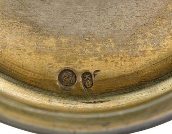 A PARCEL-GILT SILVER-MOUNTED CUT-GLASS INKSTAND - Foto 5