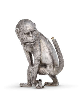 A PARCEL-GILT SILVER TABLE LIGHTER IN THE FORM OF A CHIMPANZ... - Foto 1