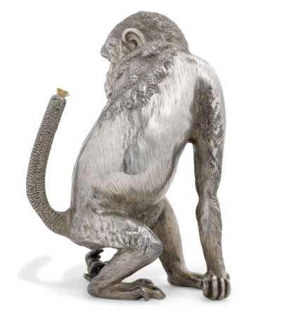 A PARCEL-GILT SILVER TABLE LIGHTER IN THE FORM OF A CHIMPANZ... - фото 2