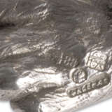 A PARCEL-GILT SILVER TABLE LIGHTER IN THE FORM OF A CHIMPANZ... - Foto 3