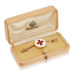 A GUILLOCHÉ AND CHAMPLEVÉ ENAMEL GOLD RED CROSS BROOCH - Foto 1