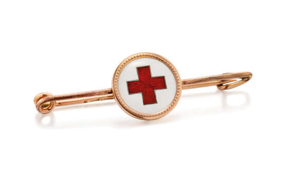 A GUILLOCHÉ AND CHAMPLEVÉ ENAMEL GOLD RED CROSS BROOCH - Foto 2