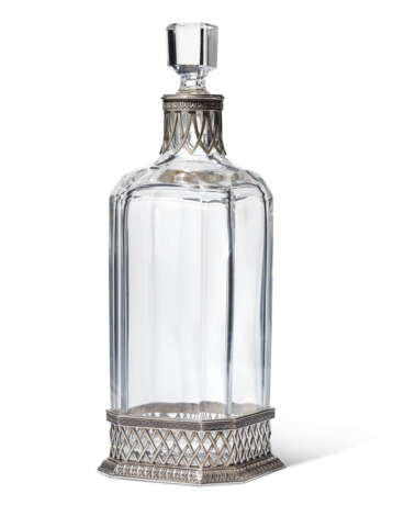 A SILVER-MOUNTED CUT-GLASS DECANTER - фото 1