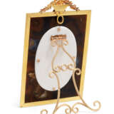 A VARICOLOUR GOLD-MOUNTED AGATE PHOTOGRAPH FRAME - Foto 2
