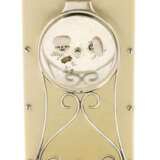 A JEWELLED AND GUILLOCHÉ ENAMEL SILVER-MOUNTED DESK CLOCK - Foto 2