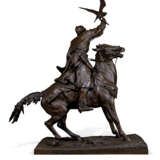 A MONUMENTAL AND VERY RARE BRONZE MODEL OF A FALCONER - фото 2