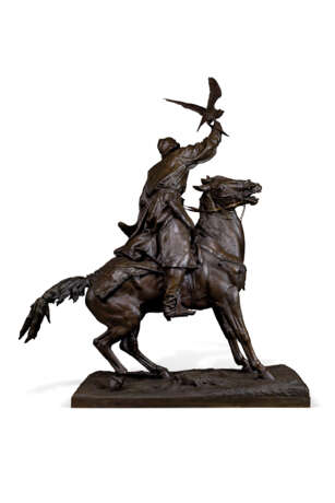 A MONUMENTAL AND VERY RARE BRONZE MODEL OF A FALCONER - фото 2
