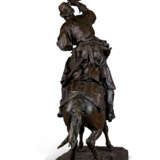 A MONUMENTAL AND VERY RARE BRONZE MODEL OF A FALCONER - фото 6