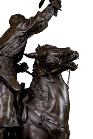 A MONUMENTAL AND VERY RARE BRONZE MODEL OF A FALCONER - фото 9