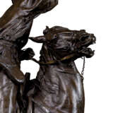A MONUMENTAL AND VERY RARE BRONZE MODEL OF A FALCONER - фото 9