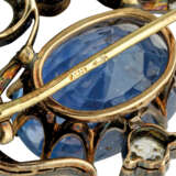 A DIAMOND AND SAPPHIRE GOLD BROOCH - photo 3